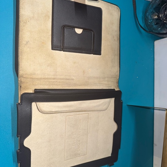 Michael Kors IPAD Cover w/ Zipper Compartment - Picture 4 of 16